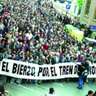La manifestación que el 11 de mayo del 2000 reclamó el AVE, a su paso por la avenida Valdés.