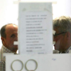 Faustino Pérez (Tino), junto a su abogado en las dependencias del Juzgado número 5.