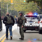 Policías ante la sinagoga atacada en Pittsburgh