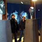 Los artistas leoneses Juárez y Palmero posan en la exposición del Palacio de Don Gutierre