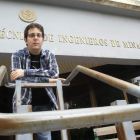Carlos Alonos Brasas a la puerta de la Facultad de Minas en León.