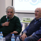 El expresidente uruguayo Jose Mujica y el escritor uruguayo Mauricio Rosencof participan durante la presentacion de la pelicula La noche de 12 anos en Buenos Aires, Argentina.