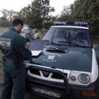 Un agente del Seprona levanta atestado del suceso en Salamanca.