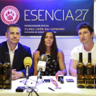 Óscar Andrés, del Cleba, Raquel Caño y David Urquizu, presidente de Bodegas Meóriga. SARA CAMPOS