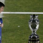 El delantero argentino Leo Messi mira cabizbajo la Copa América tras perder la final ante Chile en los penaltis.