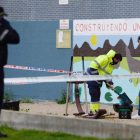 La policía en el lugar donde apareció el cadáver del joven con un golpe en la cabeza. NACHO GALLEGO