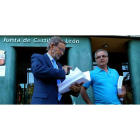 Tarsicio Carballo y otro de los integrantes del PRB, ayer frente a la delegación de la Junta.