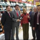 El director de Carrefour Ponferrada, con un botella en la mano, junto a Teresa Magaz y Carlos Méndez