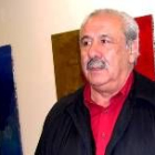 Elías G. Benavides posa junto a dos de sus obras