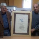 El gerente de Asprona y el autor del grabado, ayer durante la presentación del Premio Solidaridad.