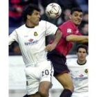 El australiano del Osasuna, John Aloisi, pugna por el balón con Nadal