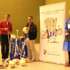 El alcalde y el edil de Deporte presentaron el material deportivo adquirido con la venta de cromos. DL