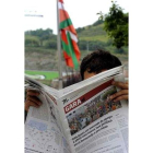 Un joven sigue la edición de ayer del diario «Gara».