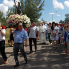 La ofrenda floral a la Virgen de las Nieves recorrió las calles en procesión hasta la ermita.