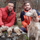 Pedro Pinillas (d) con su juez Marco Valcarce y su perro Nash. DL