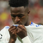 Vinicius besa el escudo del Real Madrid. VOGEL