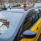 Un taxista descansa en el interior de su vehículo durante la huelga.