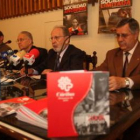 Julián López y Carmelo González, en el centro, junto a responsables de Cáritas.
