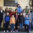 El alcalde, Francisco Castañón, con alguno de los niños participantes en el programa.