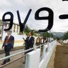 El presidente de Feve, Ángel Villalba, (derecha) en la estación de La Vecilla con el subdelegado del