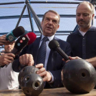 El alcalde de Vigo, Abel Caballero, muestra el fallo detectado en las esferas que sustentan la malla de la estructura de la cubierta que cierra la grada de Río del Estadio Municipal de Balaídos.
