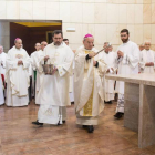 El nuncio apostólico, Renzo Fratini, y el obispo de León, Julián López, durante los actos de consagración del nuevo templo en La Lastra.
