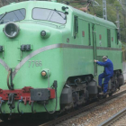 La legendaria locomotora inglesa 7766, en circulación entre León y Asturias. ARCHIVO