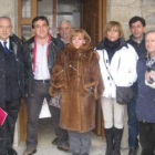 Isabel Carrasco, entre el alcalde de San Emilano y la alcaldesa de Murias, visitó ayer Luna.