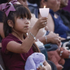 Una niña sostiene una vela durante una vigilia en Uvalde. TANNEN MAURY