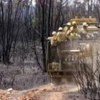 Un grupo de agentes contra incendios intenta sofocar el fuego en Valencia de Alcántara