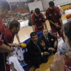 avier de Grado intenta corregir a sus jugadores durante un tiempo muerto de esta temporada.