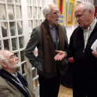 Juan Pedro Aparicio, Luis Mateo Díez y Alfonso García antes de presentar el libro en la Casa de León en Madrid.