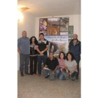 Miembros de la plataforma posan delante de un cartel reivindicativo