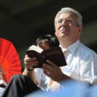 Un miembro de los Testigos de Jehová rezando durante uno de los discursos.