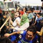 La policía china carga contra una manifestación de uigures en Urumqi, en la provincia de Xinjiang.