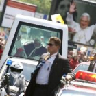 El Papa recorre en su «papamóvil» las calles de Varsovia