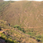 En la imagen, parte del trazado de los canales romanos en montes del término de Benuza, cerca de Pombriego, donde ya se desbrozó.