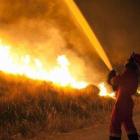 Fotografía facilitada por Unidad Militar de Emergencias de efectivos de la Unidad atacando el fuego del incendio que afecta a la Sierra de la Tramuntana de Mallorca desde el pasado viernes.