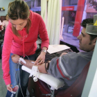 Una persona dona sangre en una unidad móvil.