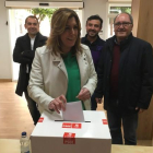 Susana Díaz vota en la consulta sobre el pacto de gobierno del PSOE con Ciudadanos.