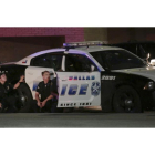 Agebtes de la policía y participantes en la manifestación se resguardan durante el tiroteo en Dallas.