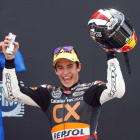 Márquez celebra la victoria conseguida en la carrera de Moto2.