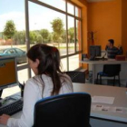 Jóvenes trabajando en el centro situado en el pabellón Camino de Santiago.