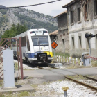 Un tren de Feve entra en junio en la estación de Cistierna.
