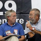 Toxo y Méndez bromean durante un acto en Valencia para promocionar la huelga.