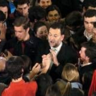 Rajoy recibe el saludo de un grupo de jóvenes en Pamplona