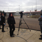 Periodistas comienzan a situarse en las proximidades de la entrada de la prisión de Villahierro esperando la llegada de Raquel Gago.