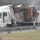 La carga de uno de los camiones involucrados en el accidente se desparramó por parte de la calzada, en sentido a Galicia. L. DE  LA MATA