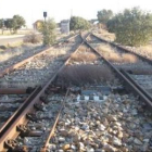La línea férrea de la Vía de la Plata o tren del oeste, a su paso por Valderrey.