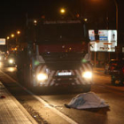 El cuerpo del hombre atropellado yace en el asfalto